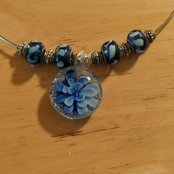 Blue glass flower necklace - Picture 2 of 4